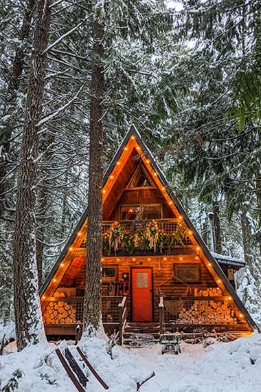 Little Owl Cabin on a snowy day
